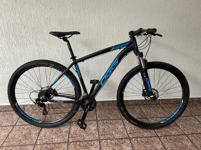Bicicleta Oggi Hacker HDS 2020 - Tamanho 19 - Preta e Azul - MTB