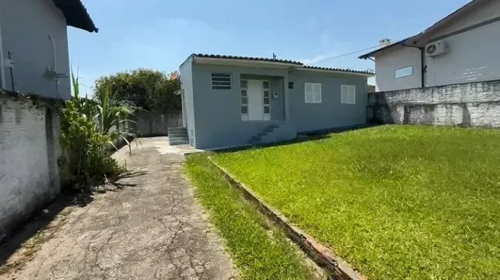 Casa bairro Jardim Elizabete - 2 dormitórios - Amplo terreno na frente - Aceita financiame