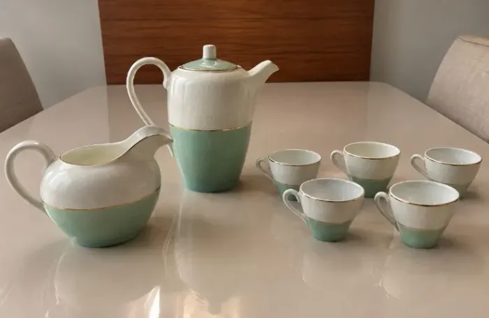 Lindo conjunto de porcelana verde e branco 