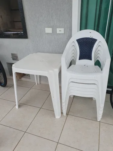 Mesa e cadeiras plásticas