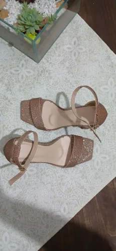 Sandália dourada com brilho - n° 35.
