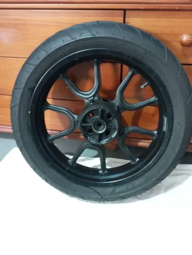 Roda original Royal Enfield Meteor 350 com pneu Diablo Rosso 150/60/17 zerado.