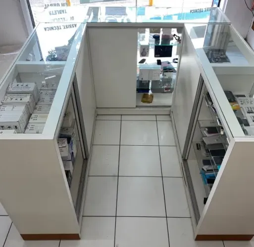 Balcão Semi Novo em MDF com Vidro
