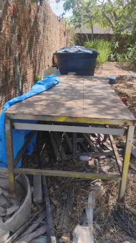 mesa tipo bancada c/ chapa de 1/4 de 1,2 x3.00 mt. pés de metalão c. milton *