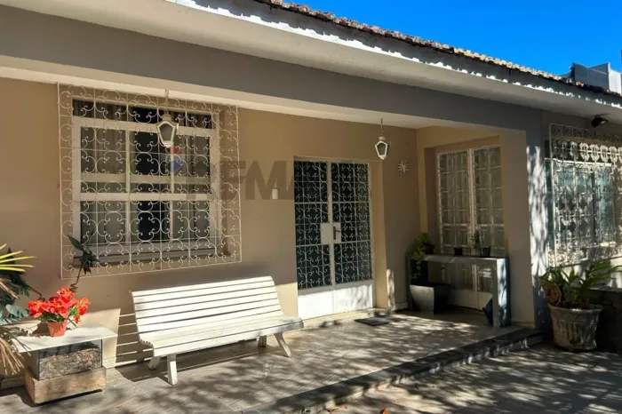 Casa para alugar no bairro Serra com 3 quartos e uma vaga de garagem, próximo ao Lifecente