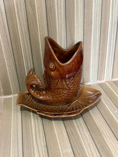 molheira vintage peixe antiga com base cerâmica marrom anos 50
