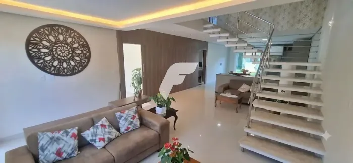 Casa com 5 dormitórios sendo 1 suíte e 4 vagas de garagem em Florianópolis/SC