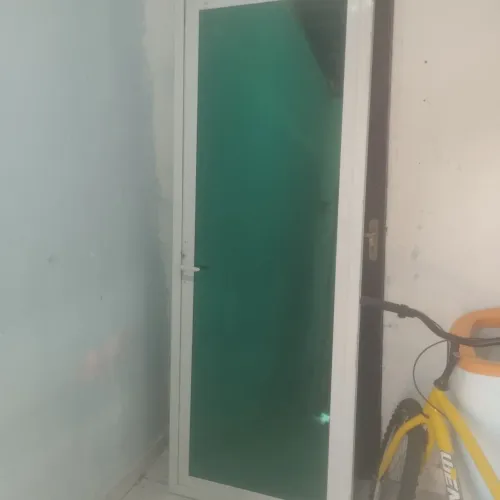 Porta de alumínio toda no vidro com acabamento de alumínio