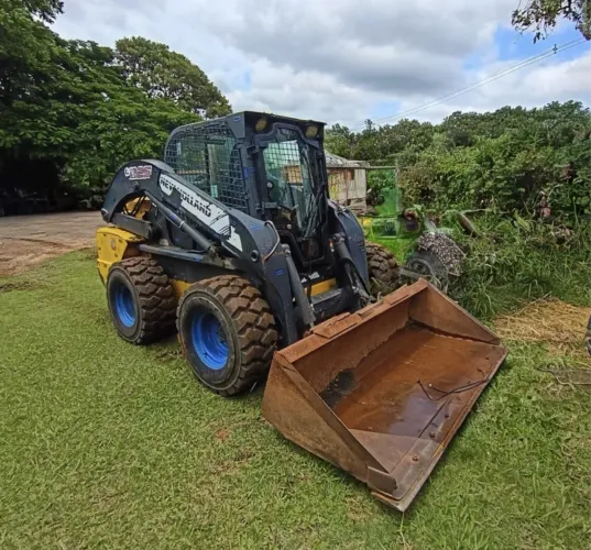 Minicarregadeira New Holland L225 ano 2015 com 6.000 horas, ar condicionado, em SP