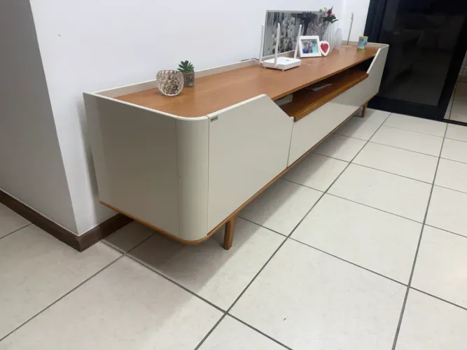 Rack elegante novo com pé palito