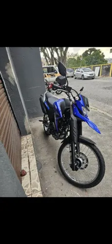 Vende-se Lander extremamente zera e linda.