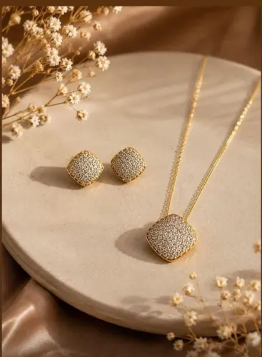 Conjunto de Brinco e Colar