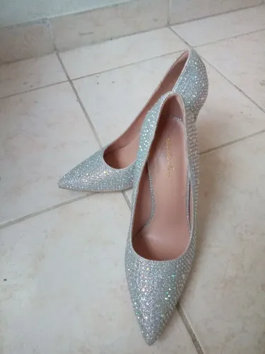 Sapatos escarpin em pedras prateado