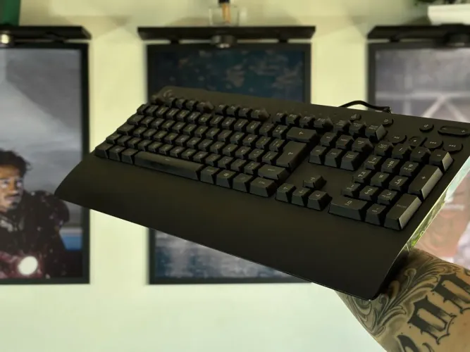 Teclado Logitech G213