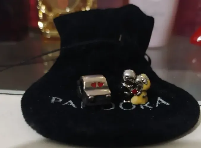 Conjunto de 2 berloques para bracelete Pandora e similares.