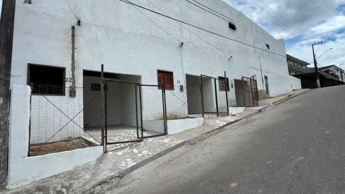 Alugo apartamento no 1° andar - Peixoto