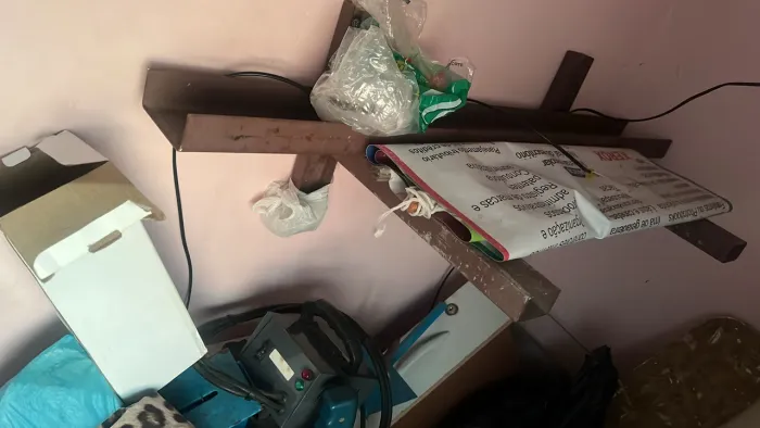 MESA DE SERIGRAFIA E 1 BEÇO 2 CAMISAS E 6 TELAS