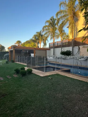 Casa de condomínio para venda tem 380 metros quadrados com 4 quartos