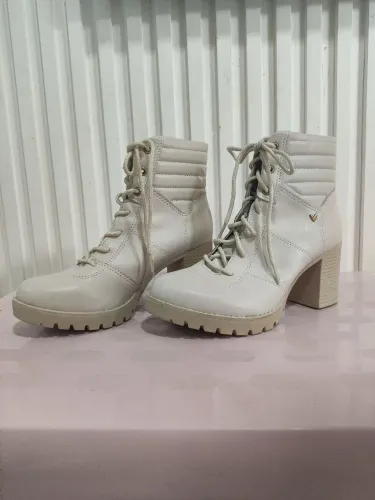 bota mississipi off white