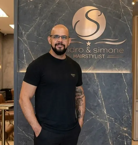 Cabeleireiro com 20 anos  na área da Beleza e coach pelo instituto IBC