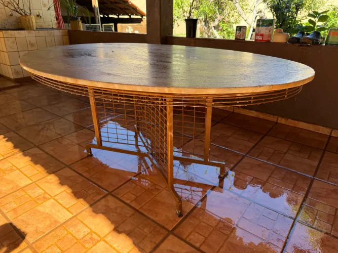 Mesa de mármore oval