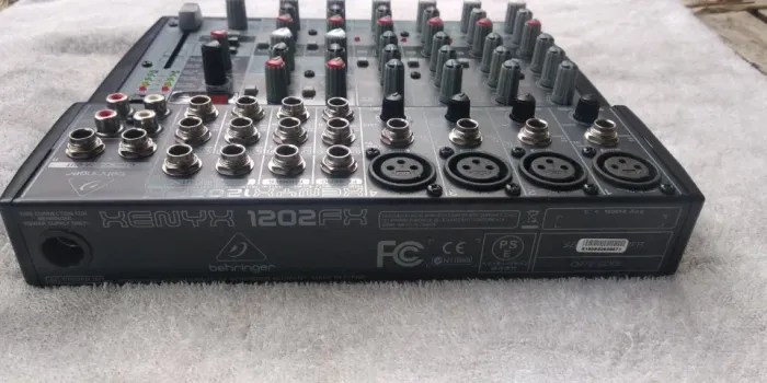 mesa de som behringer 1202 fx perfeita sem nehum arranhao