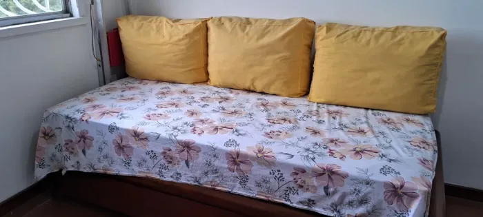 Cama solteiro em madeira maciça