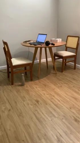 Mesa madeira com 2 cadeiras
