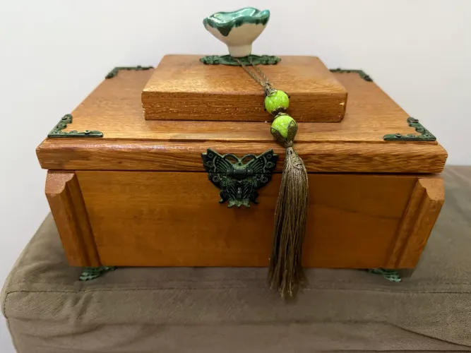 Porta jóias em madeira nobre maciça com puxador em porcelana 