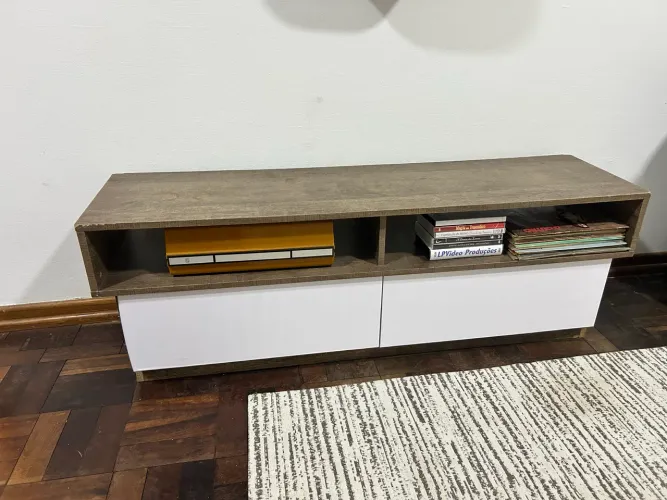 Rack para TV Moderno Amadeirado com Portas Brancas