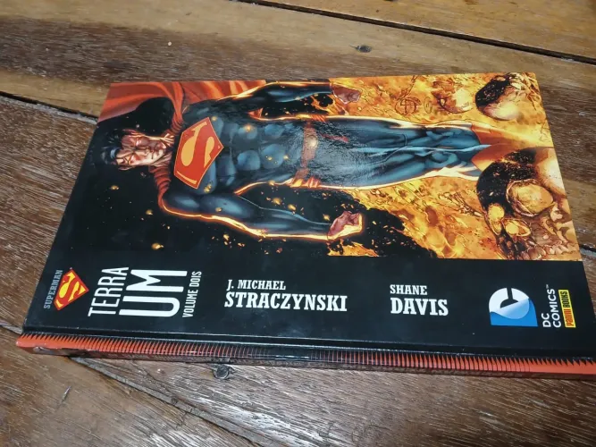 Lote HQs DC Capa Dura e Livros Star Wars de Colecionador*