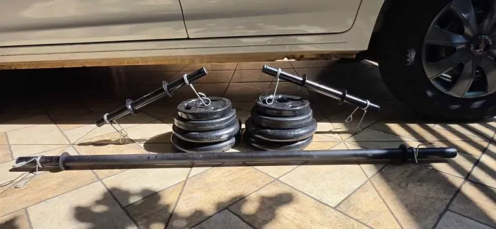Vendo kit Academia -  30kg Anilhas + 2 barras 40cm + 1 barra 120cm