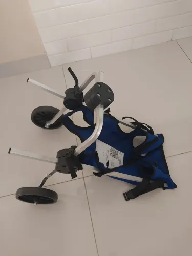 Cadeira de pet para adaptação. Apenas montada. Não chegou a ser usada.