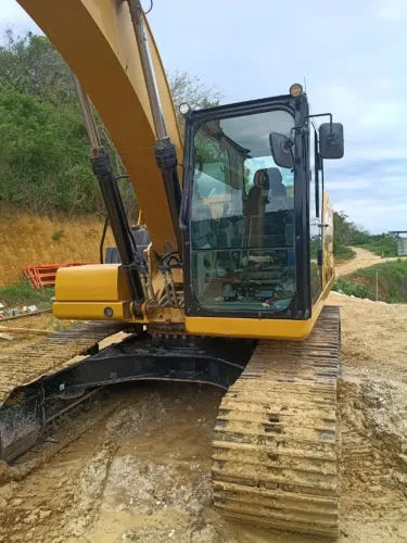 ESCAVADEIRA CATERPILLAR 320, ANO 2024, LINHA AMARELA