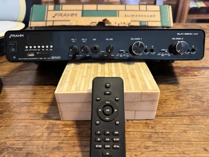 Amplificador SLIM 2500 APP FRAHM com 8 auto falantes JBL