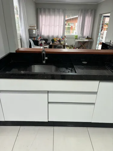 Balcão de granito com armário de cozinha