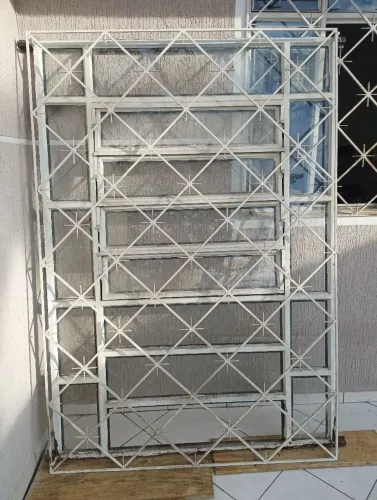Janela com vidros e grade 
