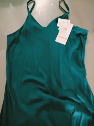 Vendo vestido G nunca a usado, ainda com a etiqueta.