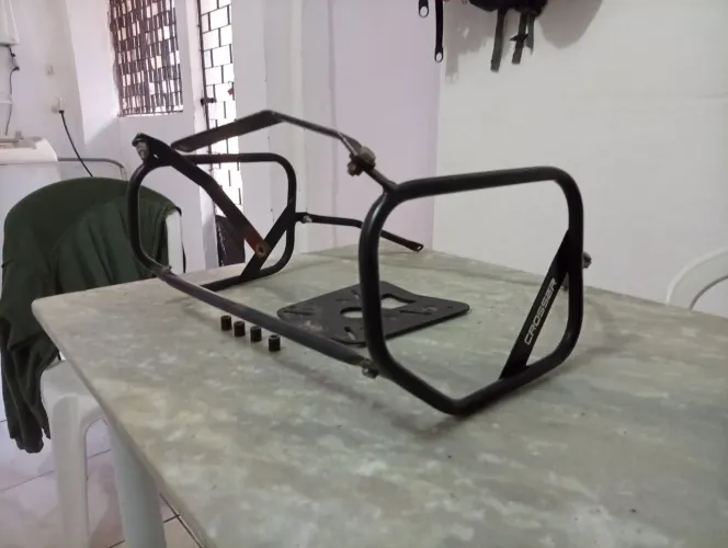 Suporte pra baú chapan e afastador alforje shoppe. Pra Crosser 150.
