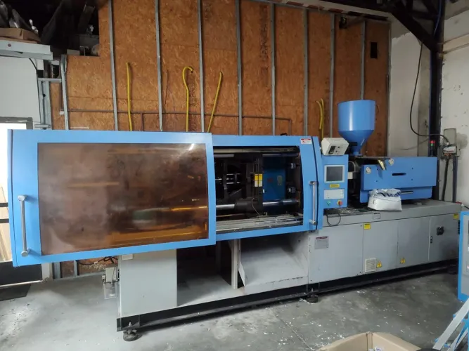 Injetora de plástico 170 T 400 g