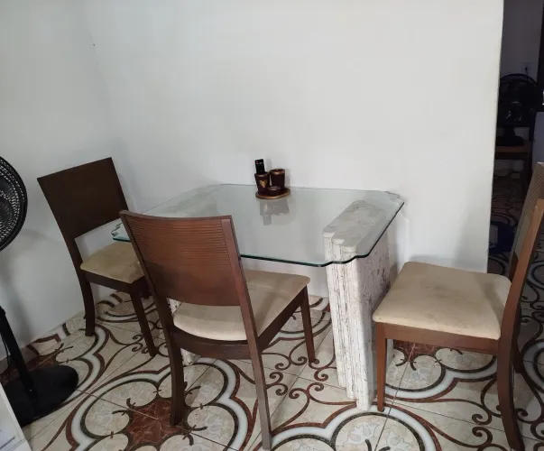 Mesa de jantar com 4 cadeiras - mármore maciço e vidro temperado