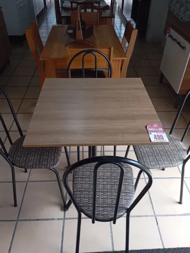 Mesa com cadeiras