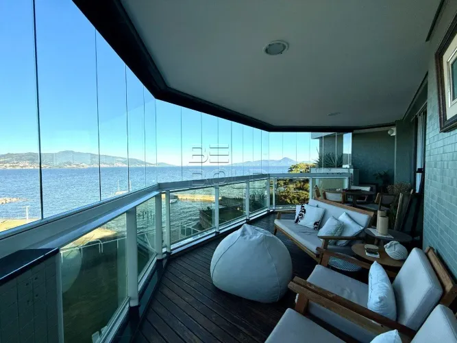 Apartamento com vista mar e 3 suítes em Coqueiros