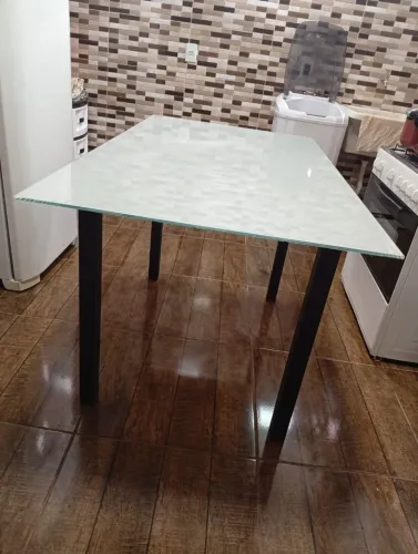 Mesa de com tampa de vidro