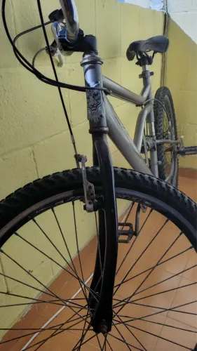 Vende se uma bicicleta usada por muito pouco tempo 