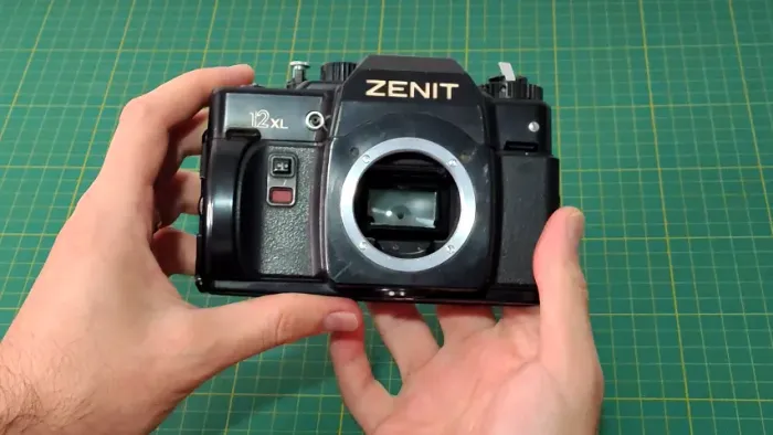 Câmera analógica Zenit 12XL + flash