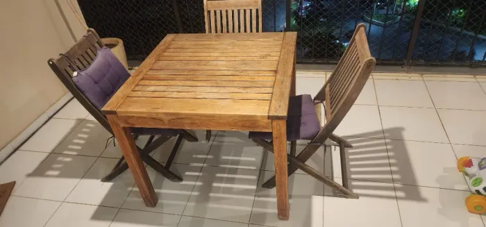 Mesa quadrada em madeira maciça tokstok. 90cm X 90cm