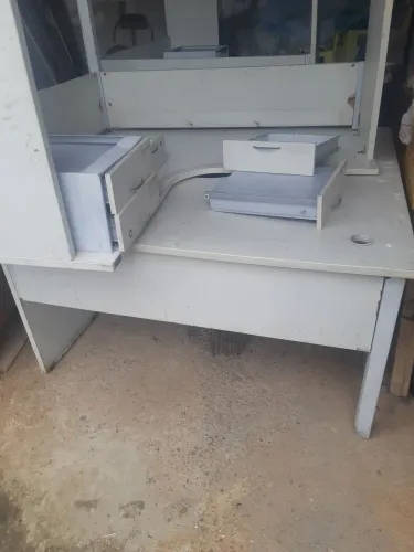 Mesa de escritório em bom estado