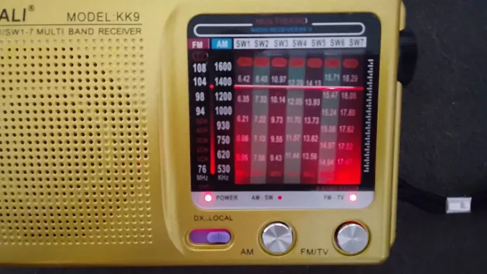 Rádio portátil a pilha e energia 