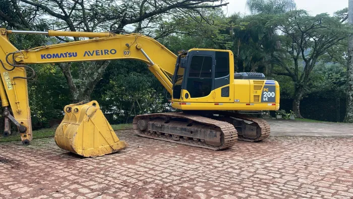 Escavadeira Komatsu PC 200-8